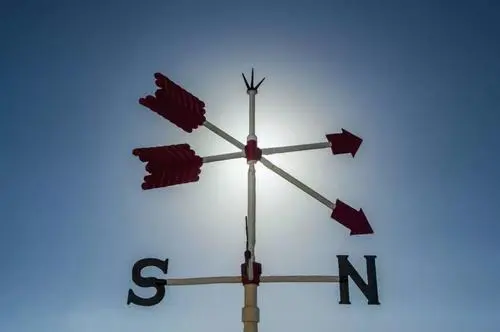 國務院關(guān)于進一步壓減工業(yè)產(chǎn)品生產(chǎn)許可證 管理目錄和簡化審批程序的決定